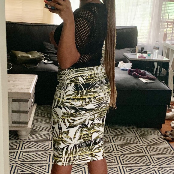 Missguided Blk & White Palm Tree print midi skirt - Picture 3 of 4